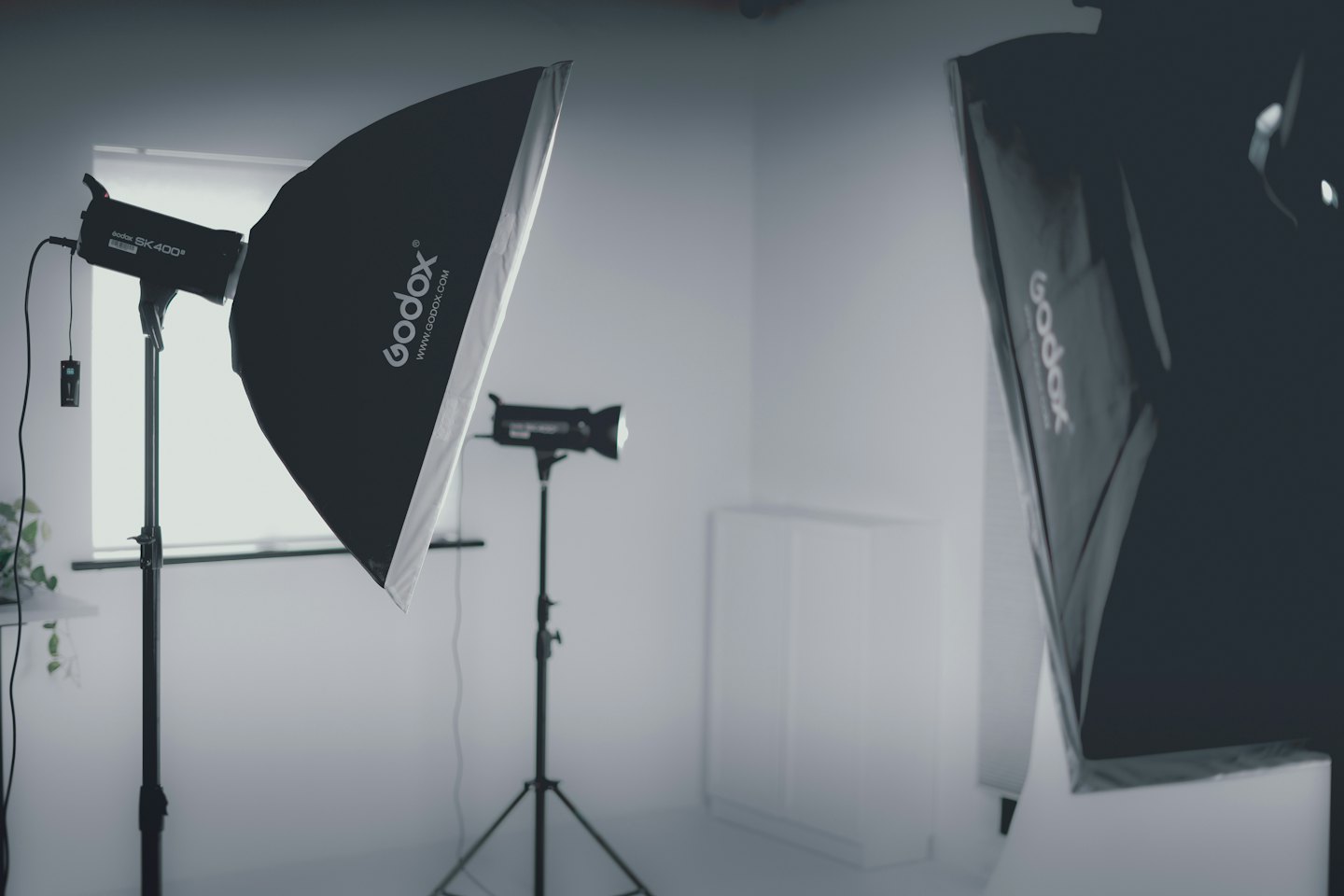 Estudio de fotografía con flashes y softboxes.