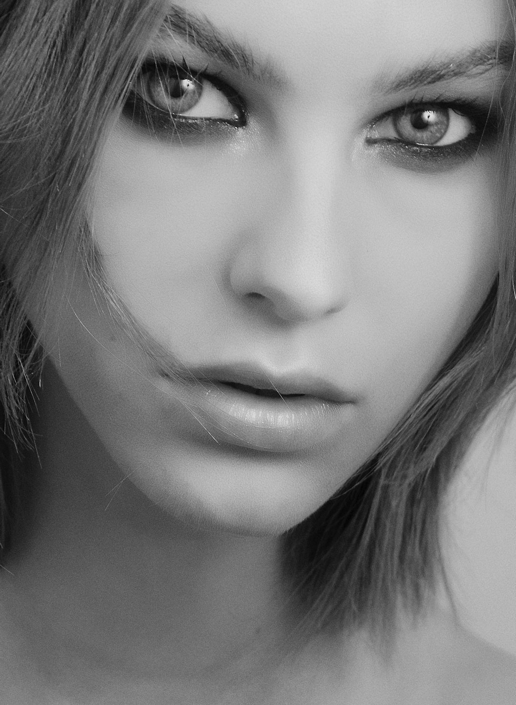 Mujer con maquillaje audaz en los ojos y labios definidos.
