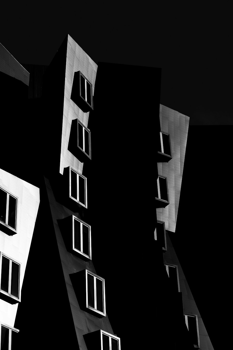 Fachadas de edificios modernos con formas geométricas definidas y ventanas.